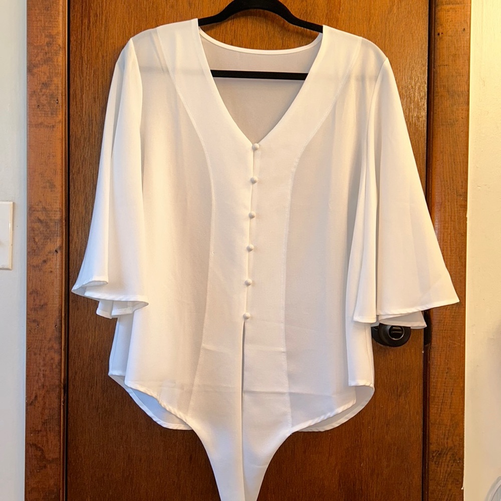 White top flounce sleeve with a tie at the bottom